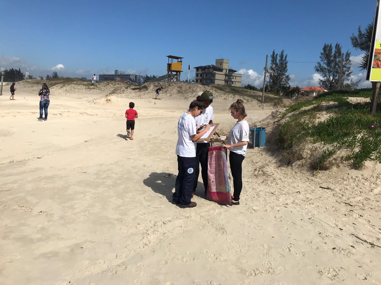 Dia Mundial de Limpeza de Rios e Praias 2019 - voluntários PMP-BS/Instituto Australis